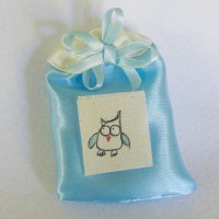 Sacchetti portaconfetti in satin celeste a tema 'gufetti': per bomboniere originali, eleganti, uniche!